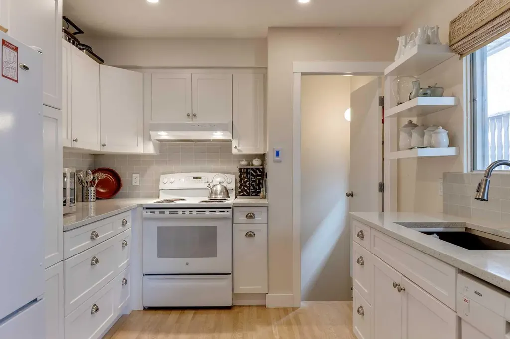 1333 Rosehill Drive NW Calgary AB T2K 1M3