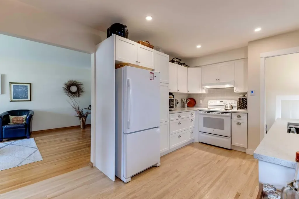1333 Rosehill Drive NW Calgary AB T2K 1M3