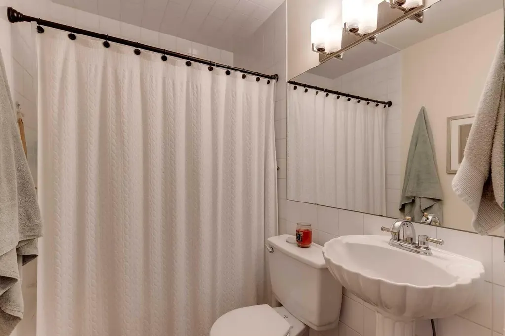 1333 Rosehill Drive NW Calgary AB T2K 1M3