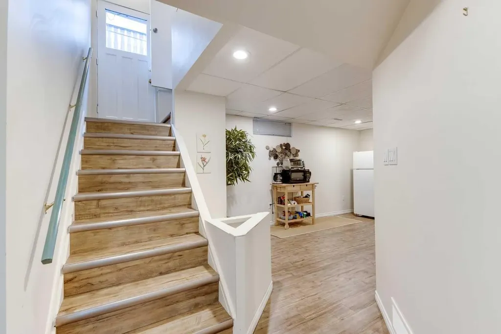 1333 Rosehill Drive NW Calgary AB T2K 1M3