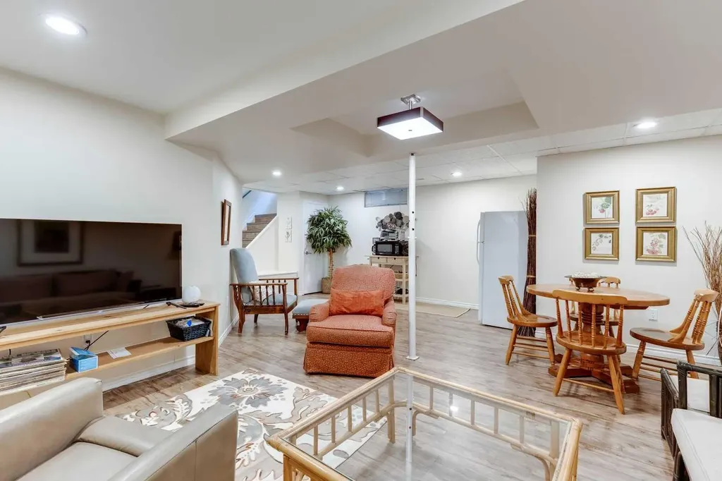 1333 Rosehill Drive NW Calgary AB T2K 1M3