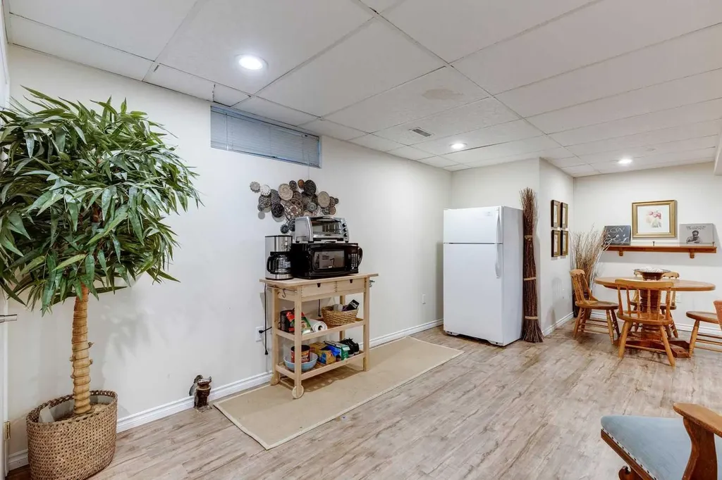 1333 Rosehill Drive NW Calgary AB T2K 1M3