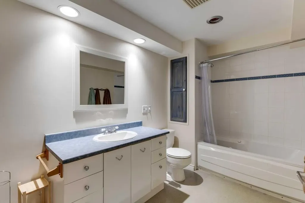 1333 Rosehill Drive NW Calgary AB T2K 1M3
