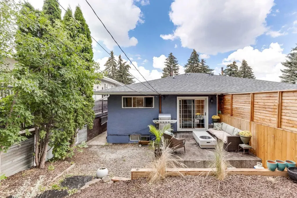 1333 Rosehill Drive NW Calgary AB T2K 1M3