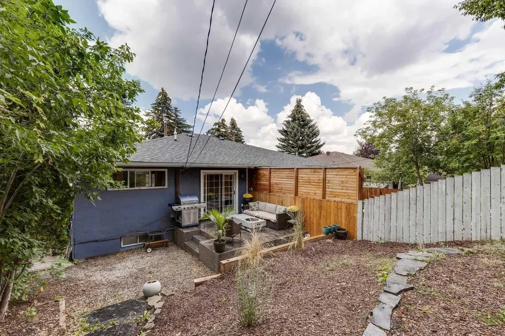 1333 Rosehill Drive NW Calgary AB T2K 1M3