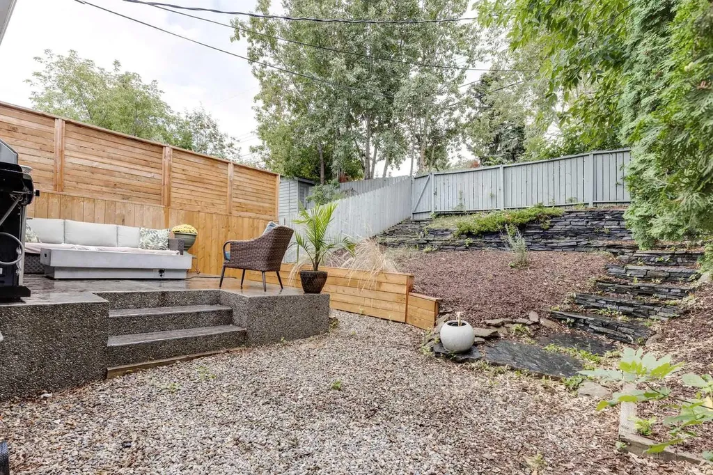1333 Rosehill Drive NW Calgary AB T2K 1M3