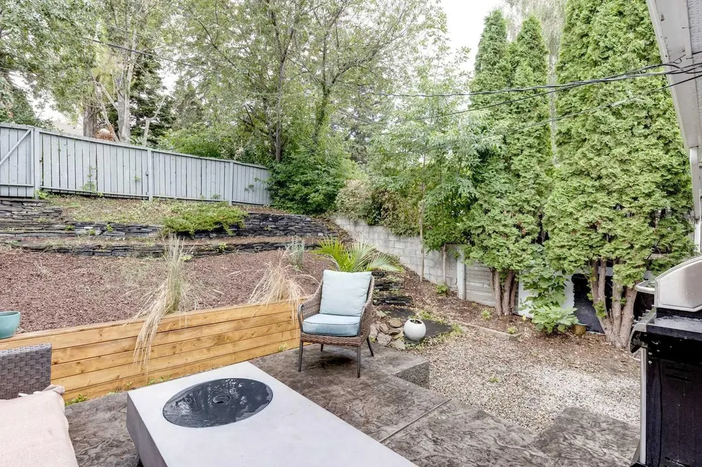 1333 Rosehill Drive NW Calgary AB T2K 1M3