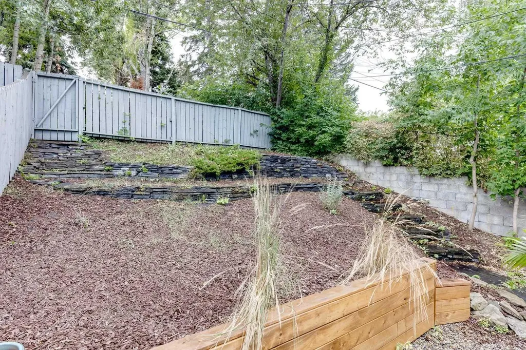 1333 Rosehill Drive NW Calgary AB T2K 1M3