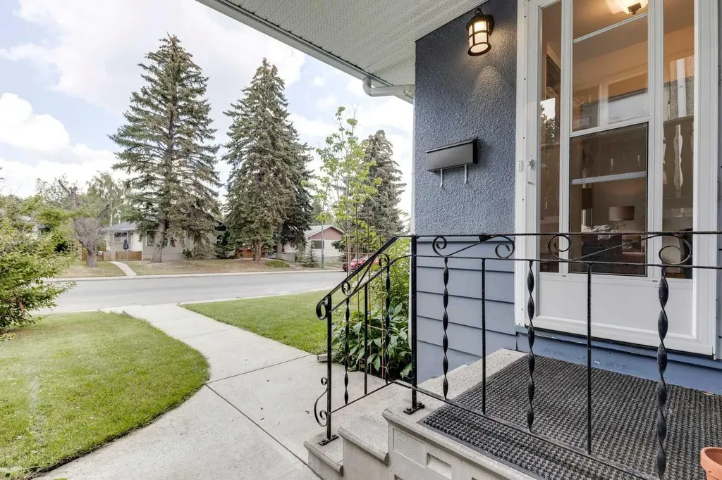 1333 Rosehill Drive NW Calgary AB T2K 1M3