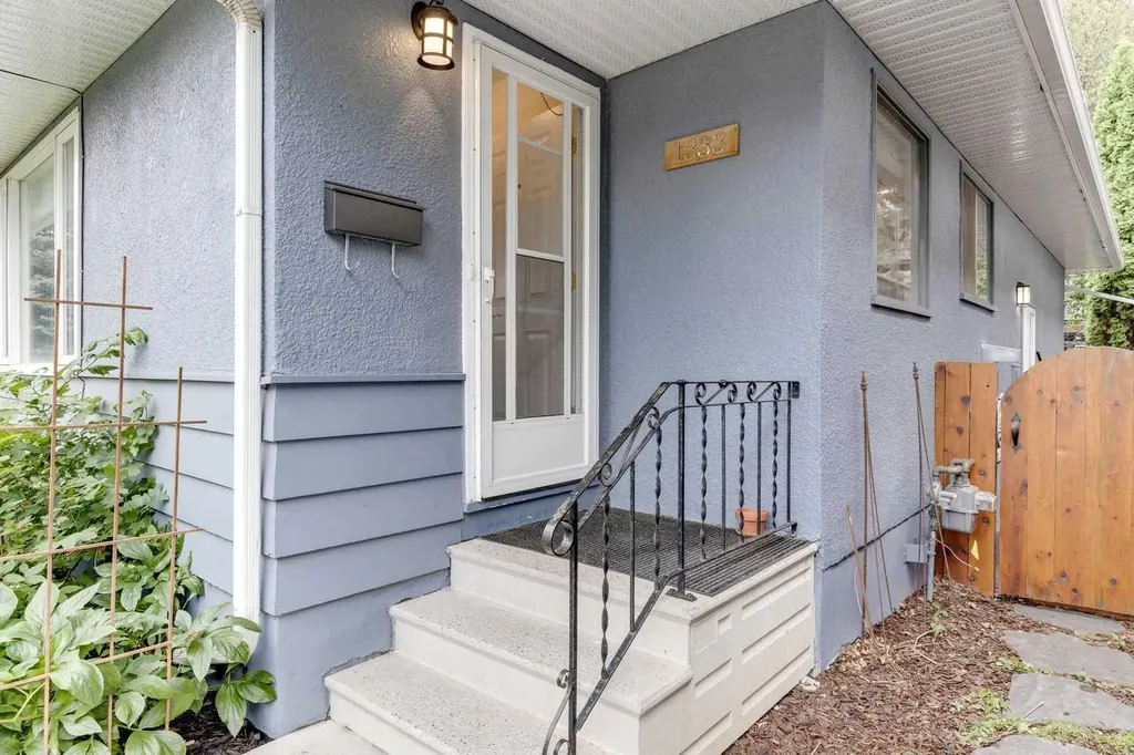 1333 Rosehill Drive NW Calgary AB T2K 1M3