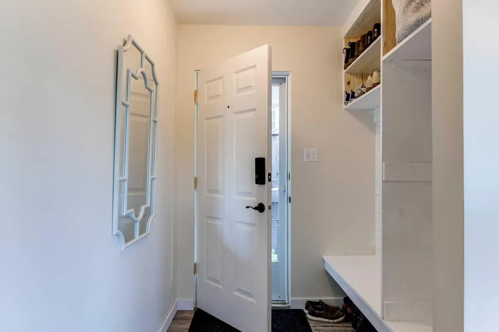 1333 Rosehill Drive NW Calgary AB T2K 1M3