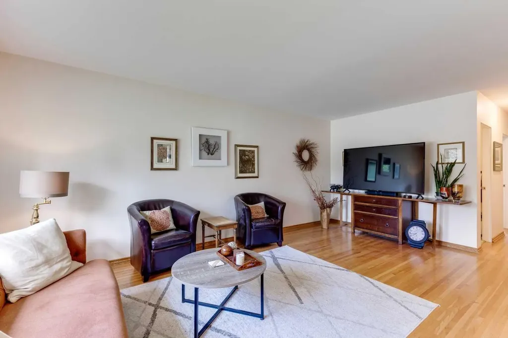 1333 Rosehill Drive NW Calgary AB T2K 1M3