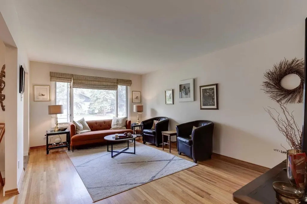 1333 Rosehill Drive NW Calgary AB T2K 1M3
