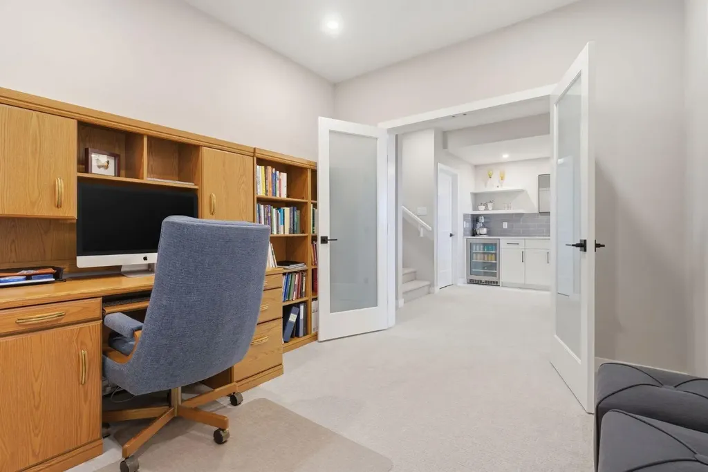 408 Crestridge Common SW Calgary AB T3B 6J5