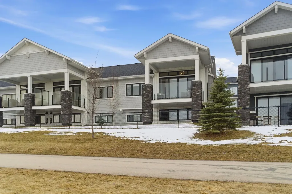 408 Crestridge Common SW Calgary AB T3B 6J5