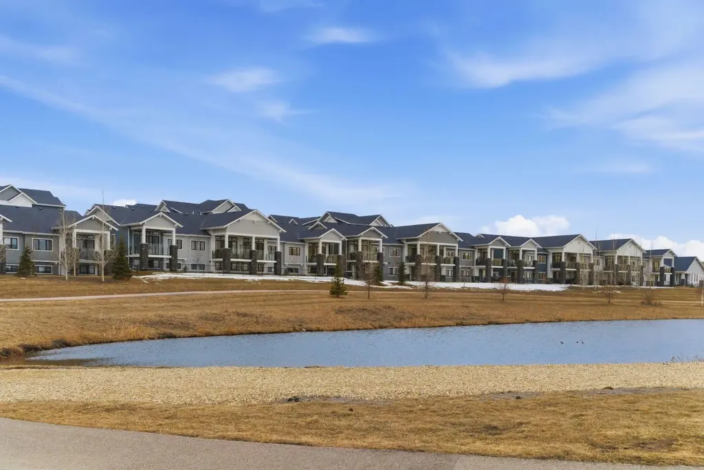 408 Crestridge Common SW Calgary AB T3B 6J5