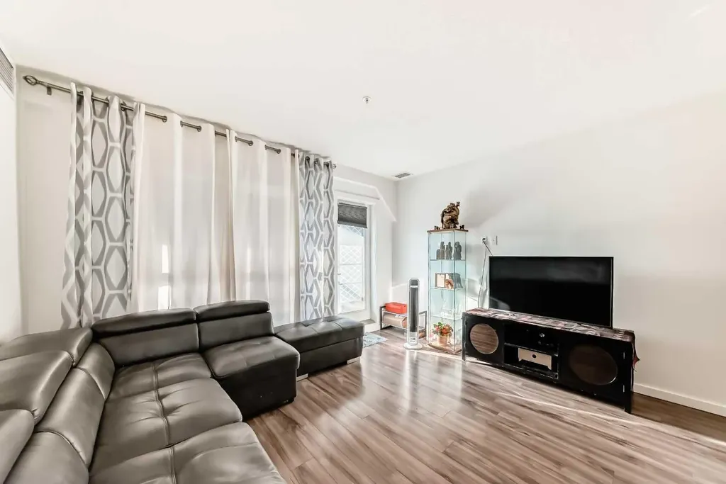1629 38 Street SW Calgary AB T3C 1T8