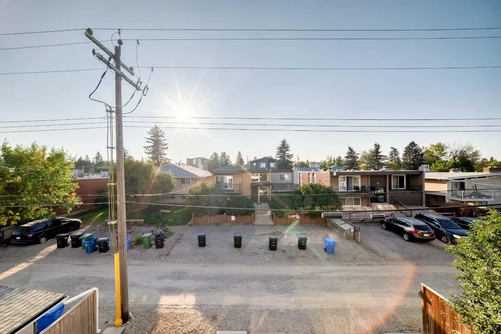 1629 38 Street SW Calgary AB T3C 1T8