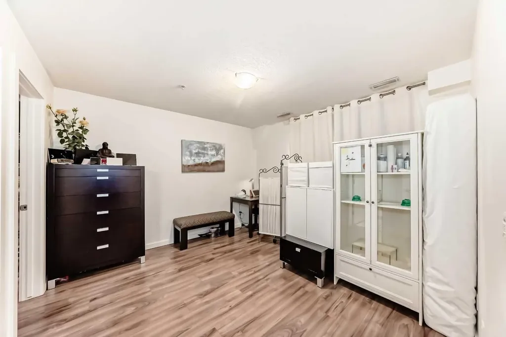 1629 38 Street SW Calgary AB T3C 1T8