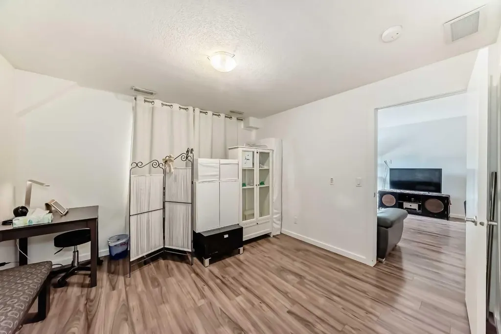1629 38 Street SW Calgary AB T3C 1T8