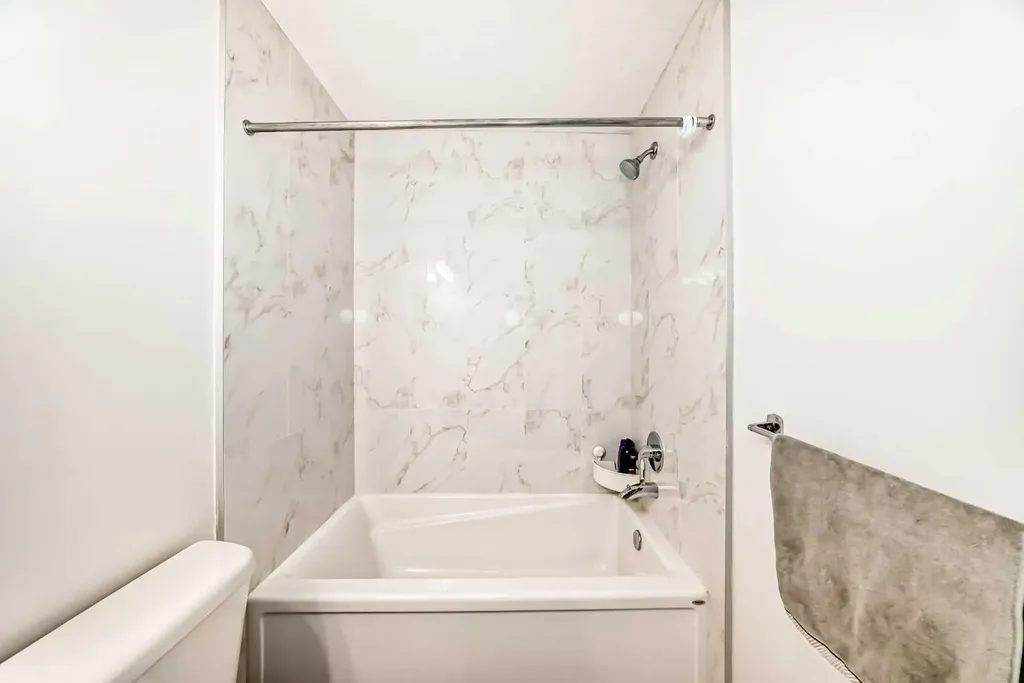 1629 38 Street SW Calgary AB T3C 1T8