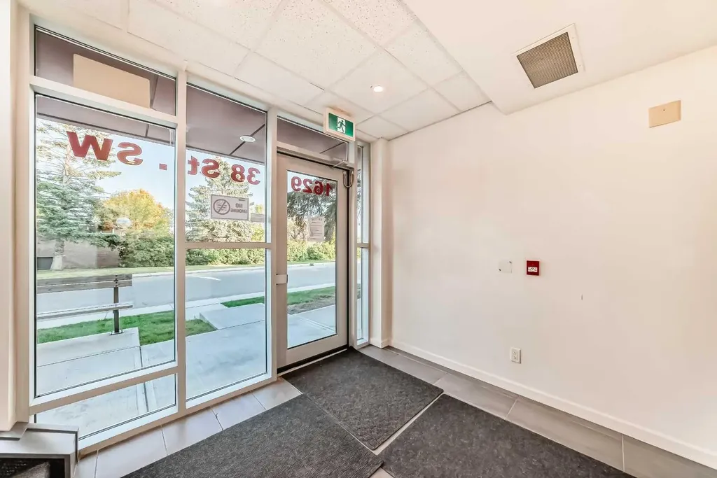 1629 38 Street SW Calgary AB T3C 1T8
