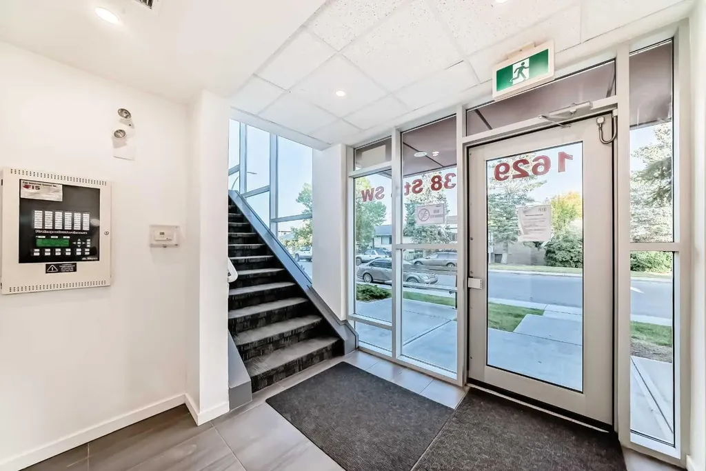 1629 38 Street SW Calgary AB T3C 1T8