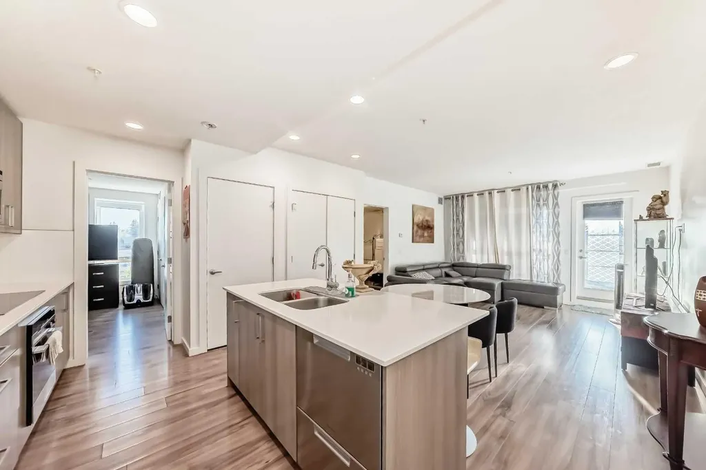 1629 38 Street SW Calgary AB T3C 1T8