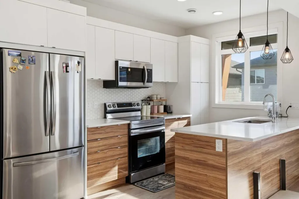 10060 46 Street NE Calgary AB T3J2H8