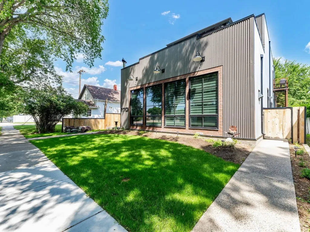 170 2 Street NW Medicine Hat AB T1A 6J3