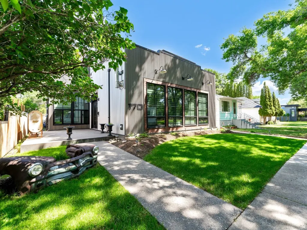 170 2 Street NW Medicine Hat AB T1A 6J3