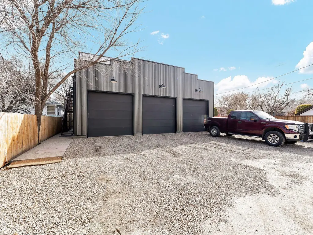 170 2 Street NW Medicine Hat AB T1A 6J3