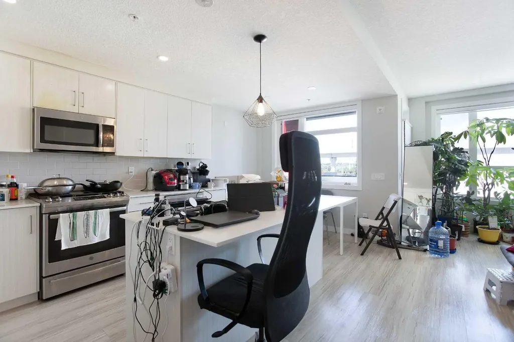 1734 11 Avenue SW Calgary AB T3C 0N4