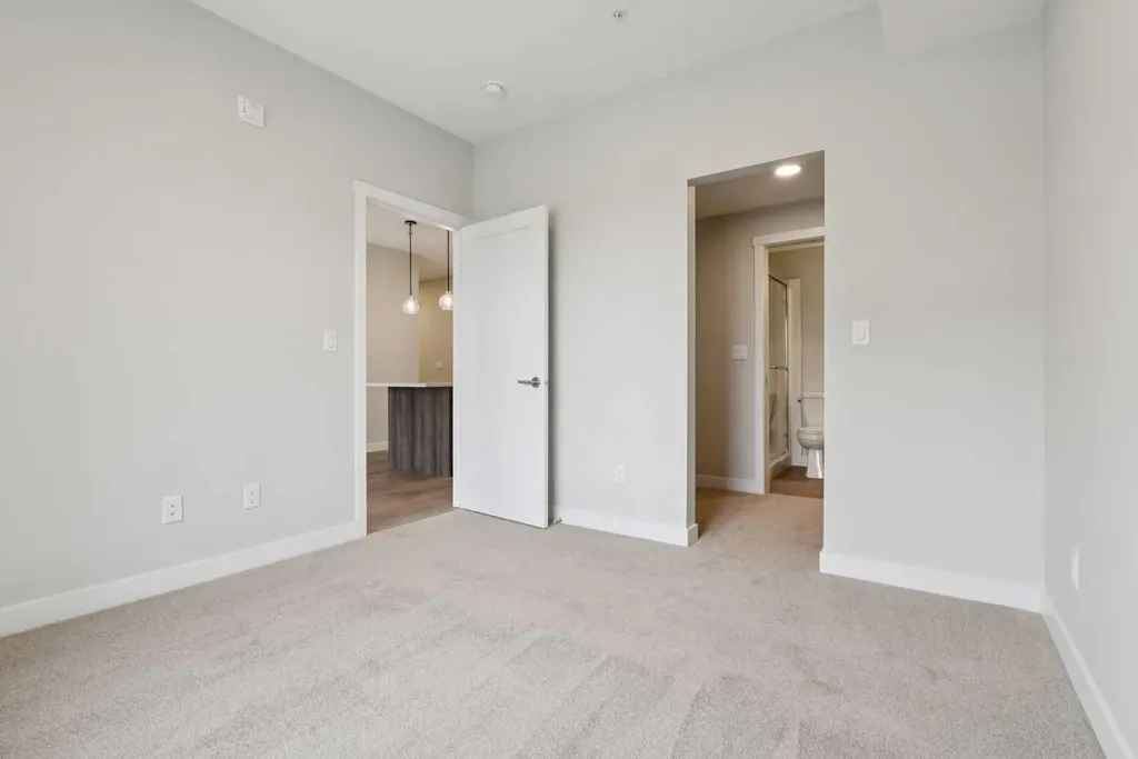655 Shawnee Square SW Calgary AB T2Y 1E3