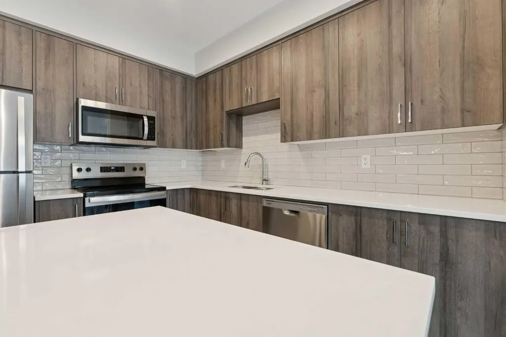 655 Shawnee Square SW Calgary AB T2Y 1E3
