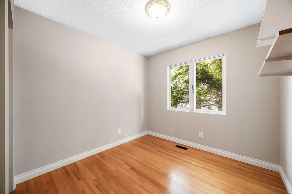 356 Willow Ridge Place SE Calgary AB T2J 1N4