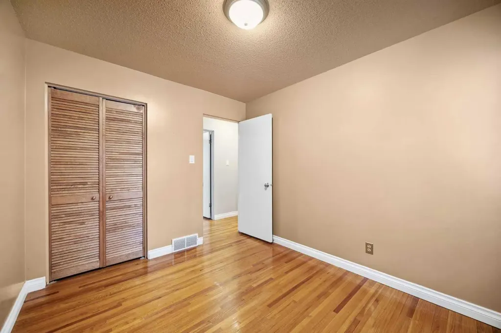356 Willow Ridge Place SE Calgary AB T2J 1N4