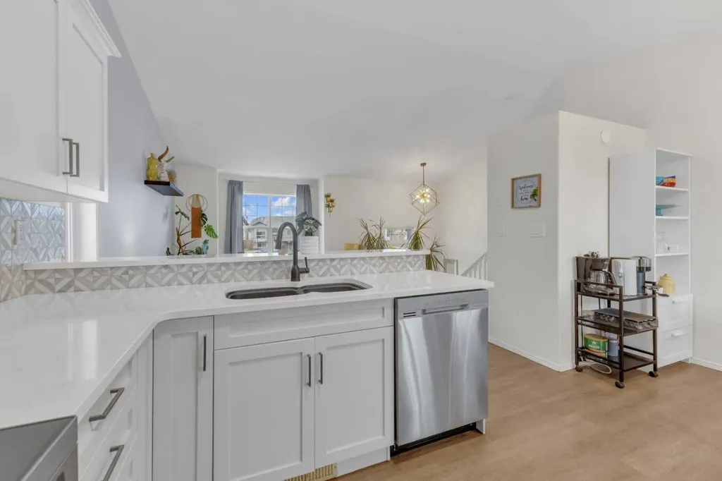 26 Mckinlay Crescent Lacombe AB T4L 2L4