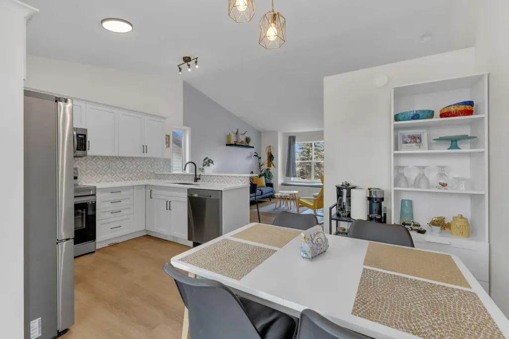26 Mckinlay Crescent Lacombe AB T4L 2L4