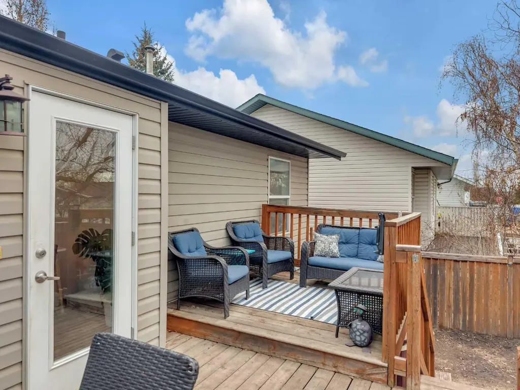 26 Mckinlay Crescent Lacombe AB T4L 2L4