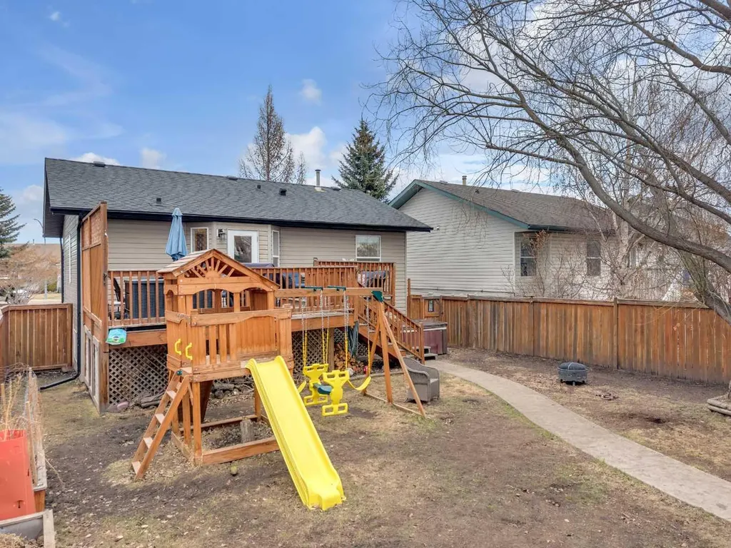 26 Mckinlay Crescent Lacombe AB T4L 2L4