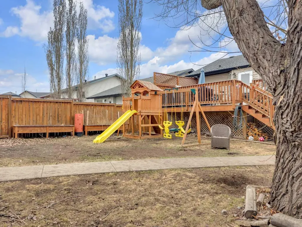 26 Mckinlay Crescent Lacombe AB T4L 2L4
