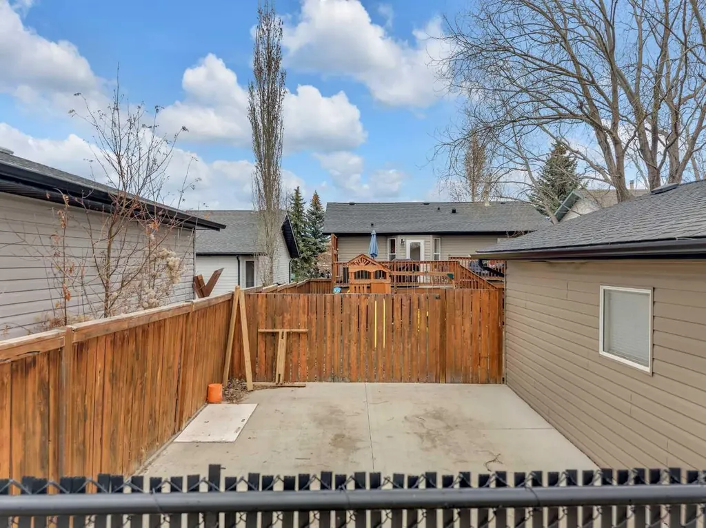 26 Mckinlay Crescent Lacombe AB T4L 2L4