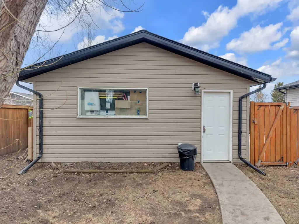 26 Mckinlay Crescent Lacombe AB T4L 2L4