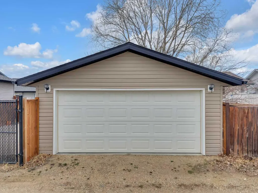 26 Mckinlay Crescent Lacombe AB T4L 2L4