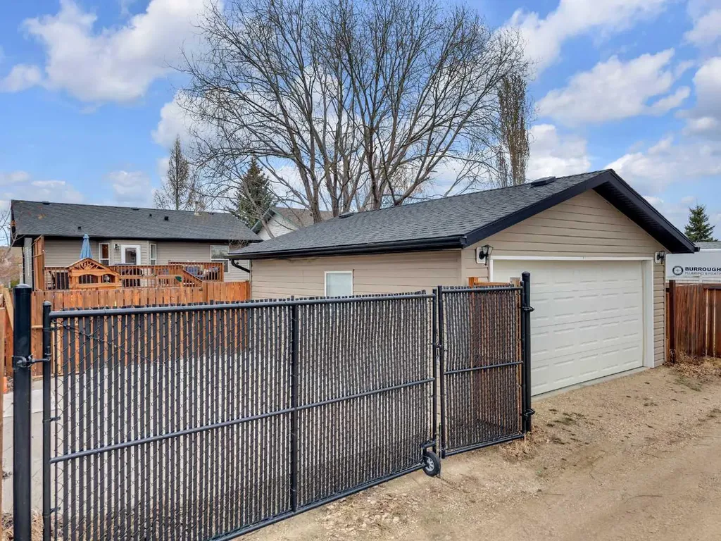 26 Mckinlay Crescent Lacombe AB T4L 2L4