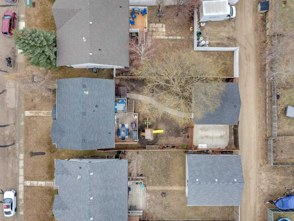 26 Mckinlay Crescent Lacombe AB T4L 2L4