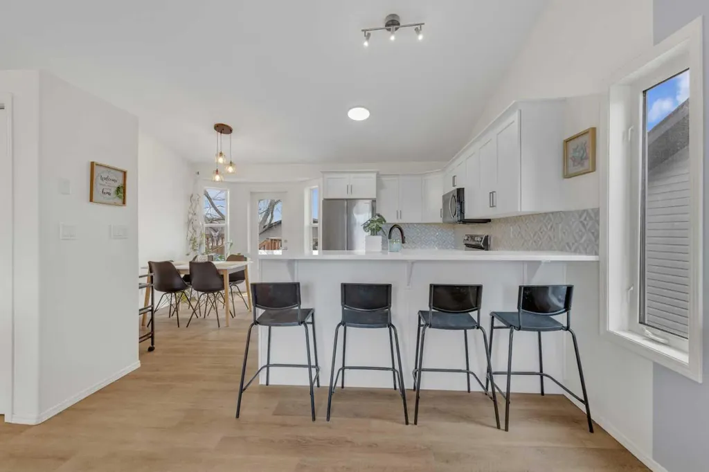 26 Mckinlay Crescent Lacombe AB T4L 2L4