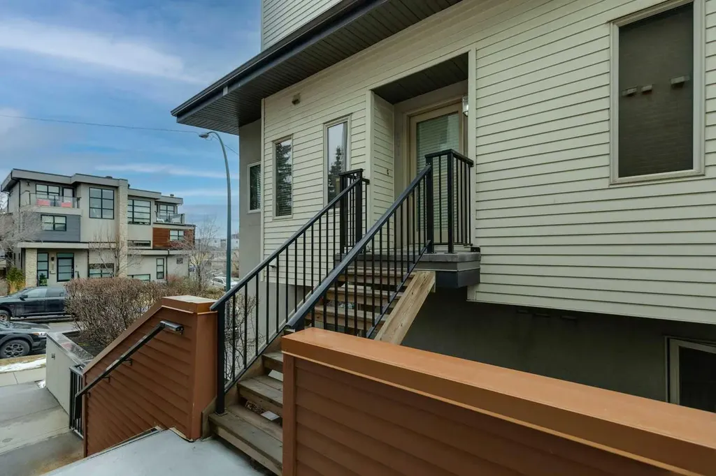 1905 27 Avenue SW Calgary AB T2T1H6