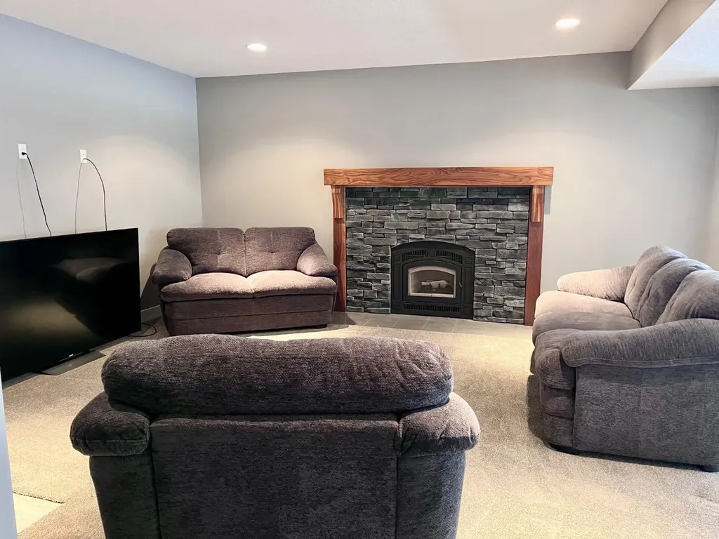 1093 Mackenny Street Hinton AB T7V 1H3